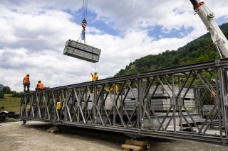 Le pont provisoire sera accessible à la circulation dès mercredi prochain. © KEYSTONE / JEAN-CHRISTOPHE BOTT